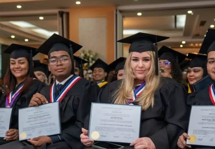 En esta graduación se entregaron diplomas a 96 graduandos de los programas de estudios avanzados, pregrado, técnicos, licenciatura y maestrías. Foto. Cortesía
