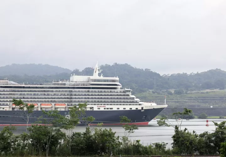 El crucero Queen Elizabeth navegando por el Canal de Panamá (Panamá). EFE