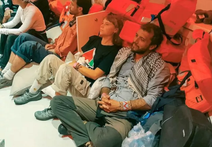 Algunos de los activistas de la Global Sumud Flotilla arrestados, entre ellos Greta Thunberg, están "seguros y en buen estado de salud". Foto: EFE