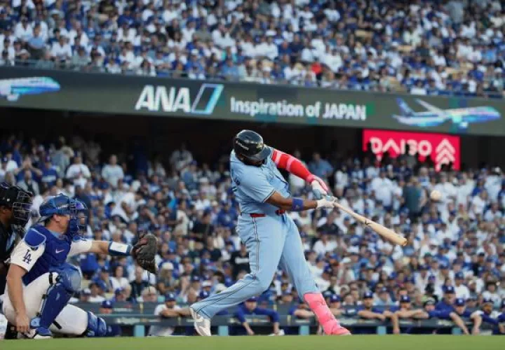 Vladimir Guerrero Jr. de los Azulejos de Toronto,  conecta un jonrón solitario contra el lanzador de los Dodgers, Blake Snell. Foto: EFE