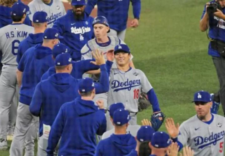 Jugadores de los Dodgers empatan la serie a Toronto 1-1. Foto: EFE