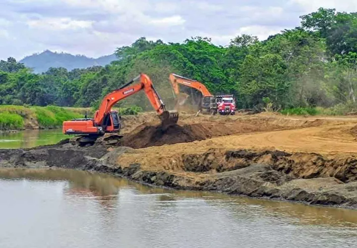 Trabajo de dragado en Tonosí