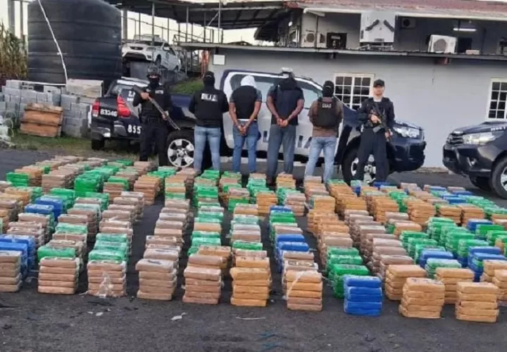 La primera persona fue arrestada cuando conducía una camioneta en la que transportaba 768 paquetes de droga. Foto. Cortesía