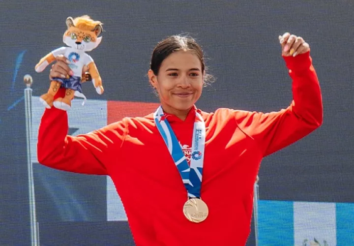 La ciclista Wendy Ducreux con su medalla de oro. Foto: COP