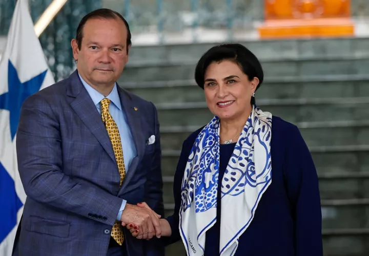 La canciller de Ecuador, Gabriela Sommerfeld saluda a su homólogo de Panamá, Javier Martínez Acha. Foto: EFE