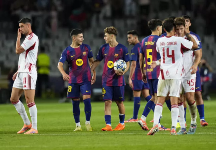 Fermín López con el balón, luego de anotar tres goles. Foto: EFE