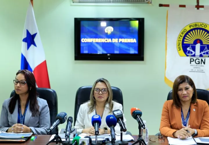 Fiscales anticorrupción Digna Castillo (i), Adela Cedeño (c) y Azucena Aizpurua. Foto: EFE