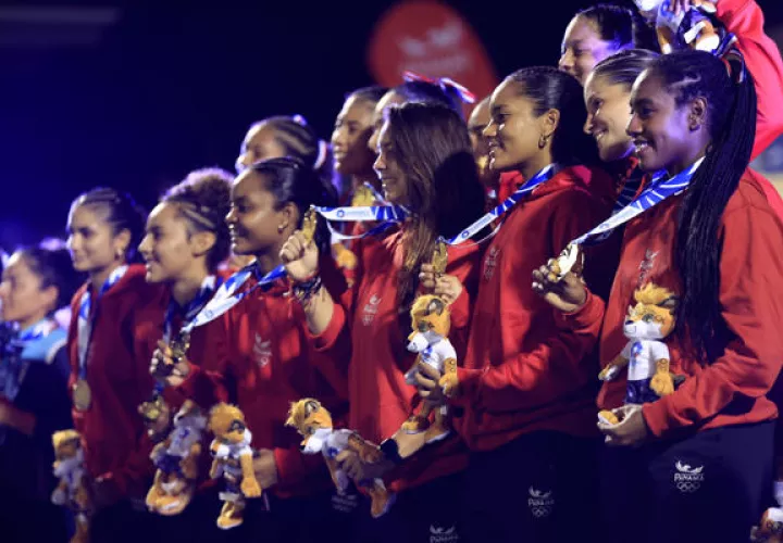 Jugadoras de Panamá con la medalla de oro en el Flag Football femenino en los Juegos Centroamericanos. Foto: EFE 