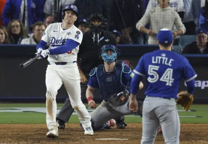  Freddie Freeman pegó un jonrón en el episodio 18 para darle la victoria a los Dodgers ante los Azulejos. Foto: EFE