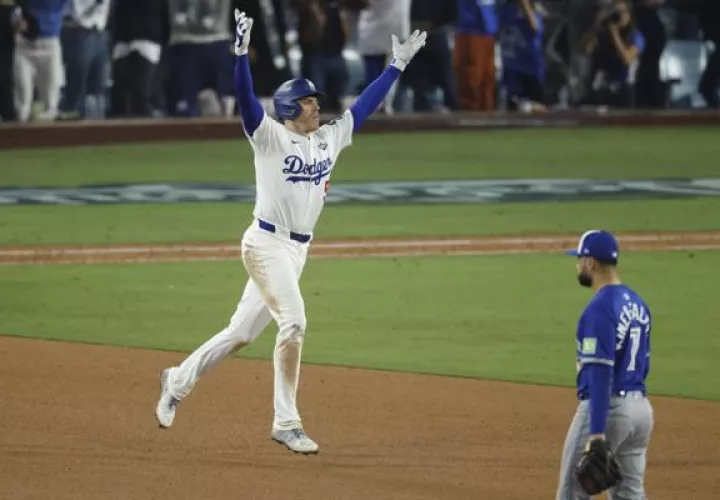  Freddie Freeman de Los Dodgers, festeja su cuadrangular en el episodio 18 ante los Azujelos. Foto: EFE