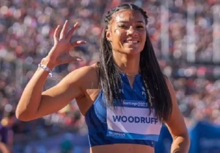 Gianna Woodruff compite en los 400 metros con vallas. Foto. COP