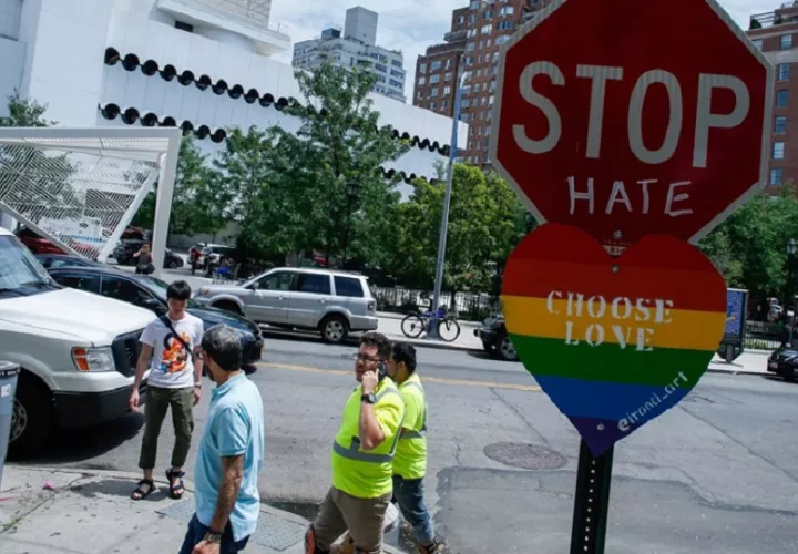Una calle de Nueva York con una señal de tránsito con una pintada LGTBIQ+. EFE