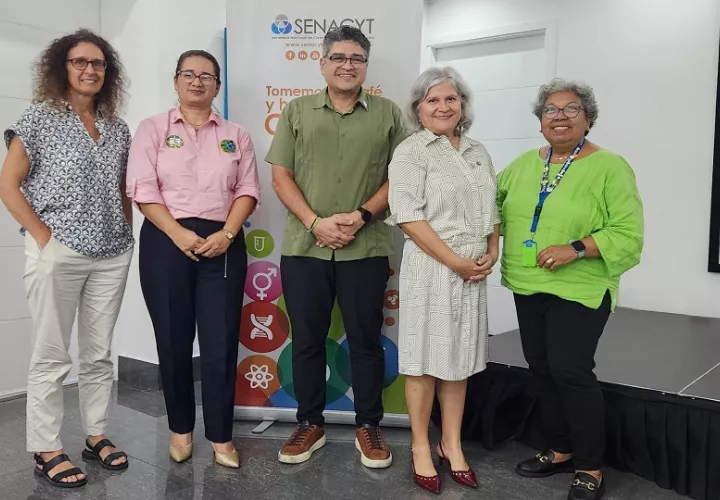 Expertos durante el Café Científico de Senacyt. Foto: Cortesía