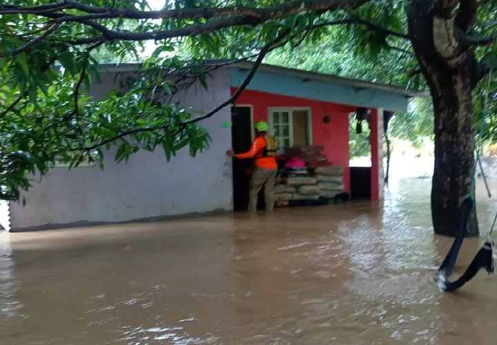 En total se atendieron cinco tipos de incidentes: inundaciones, caída de árboles sobre viviendas y vías, deslizamientos de tierra y una persona desaparecida en una quebrada. Foto. Cortesía. Sinaproc