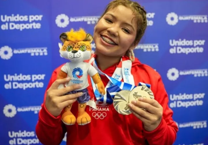 Kelly Aparicio muestra las dos medallas de oro ganada en los Juegos Centroamericanos. Foto: COP