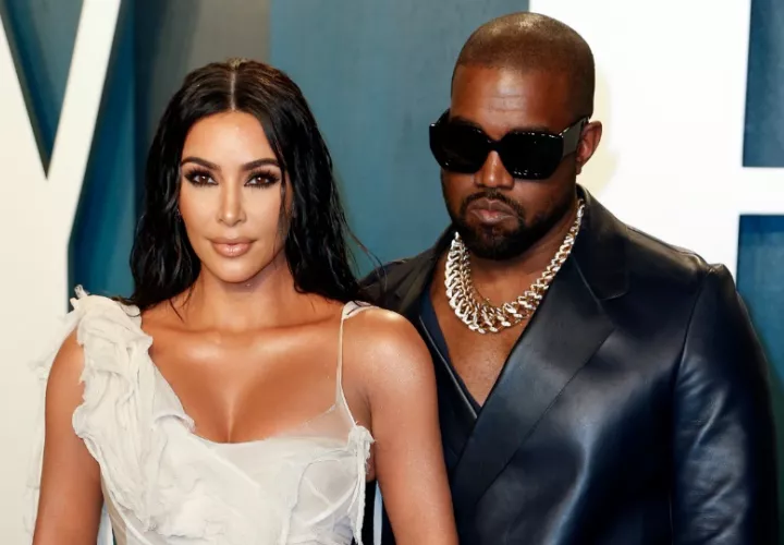  Kim Kardashian (i) posando junto al rapero estadounidense Kanye West. Foto: EFE / Ringo Chiu