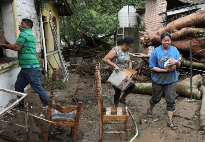  Afectados por inundaciones en la aldea Río Abajo en Tegucigalpa. Foto: EFE 