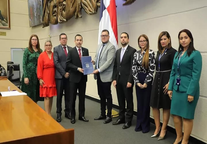 El procurador de la Nación, Luis Gómez Rudy, entrega dos iniciativas anticorrupción a los diputados de la Asamblea Nacional. Foto: Cortesía 
