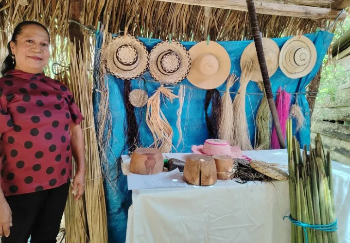 Rosalía López es una artesana dedicada a la venta de sombreros. Foto: Cortesía
