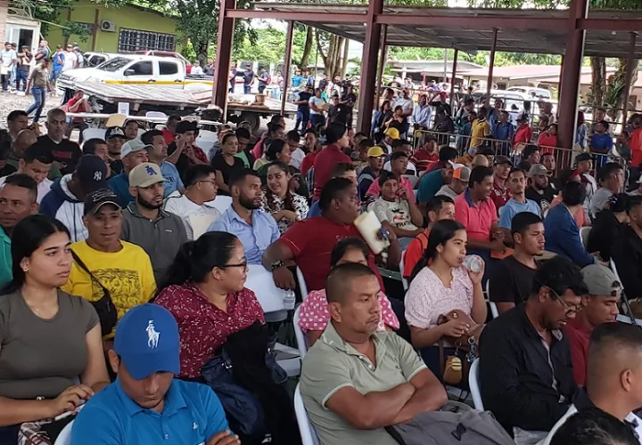  Las personas llegaron desde muy temprano al Municipio de La Pintada. Foto: Fanny Arias
