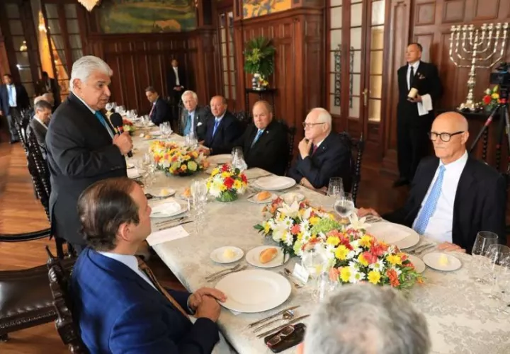El presidente José Raúl Mulino junto a miembros de la Junta Directiva de la ACP. Foto: Cortesía