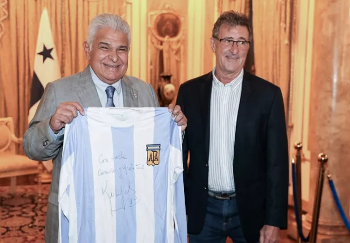 El presidente José Raúl Mulino, sostiene una camiseta se la selección de Argentina firmada por el futbolista argentino Mario Alberto Kempes. EFE