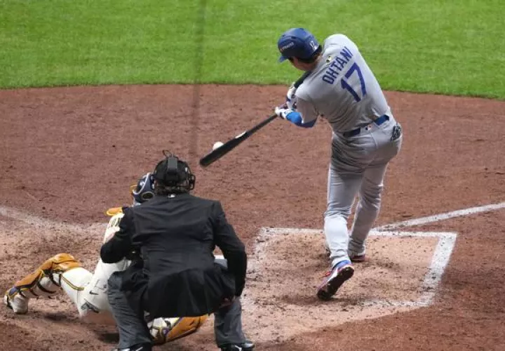 Shohei Ohtani, de los Dodgers, en la caja de bateo ante los Cerveceros. Foto: EFE