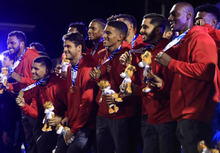  Jugadores de Panamá celebran con la medalla de oro, al ganar la final del Flag Football  masculino en los Juegos Centroamericanos. Foto: EFE