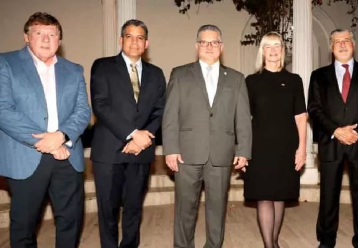 El ministro Orillac junto al grupo de expertos en materia energética.
