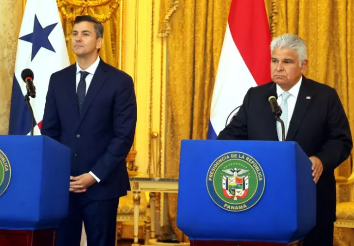 El presidente de Paraguay, Santiago Peña (i), junto al presidente de Panamá, José Raúl Mulino. Foto: EFE