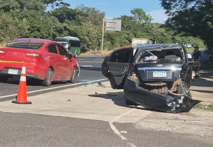 En total, siete personas resultaron heridas, entre ellas varios estudiantes, tras una violenta colisión entre dos autos tipo sedán.