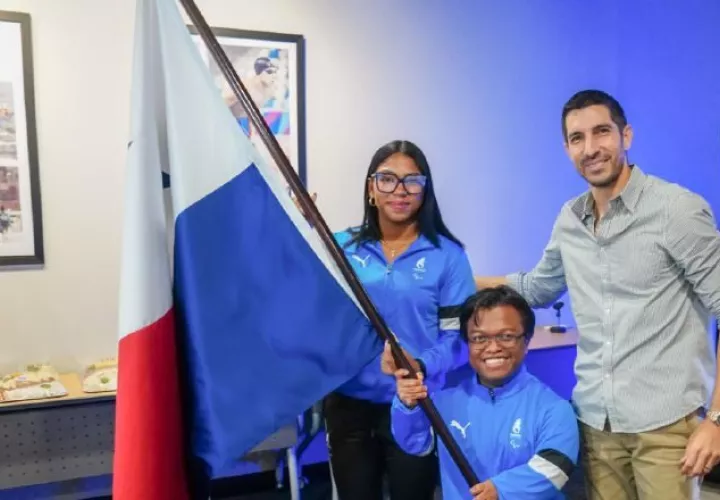 Benito Perlaza (cent.) y  Keitlyn Escobar reciben de Jaime Penedo (dcha.) el pabellón nacional. Foto: Pandeportes