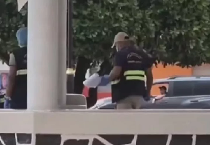 Funcioanarios de Criminalística momentos en que realizaban la recolecciónde indicios en el parque de Pocrí de Aguadulce.