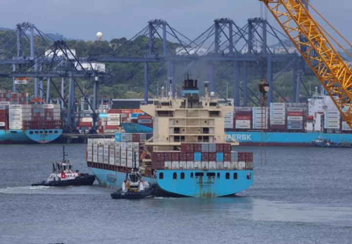 Un buque portacontenedor llega al puerto de Balboa. Foto: EFE