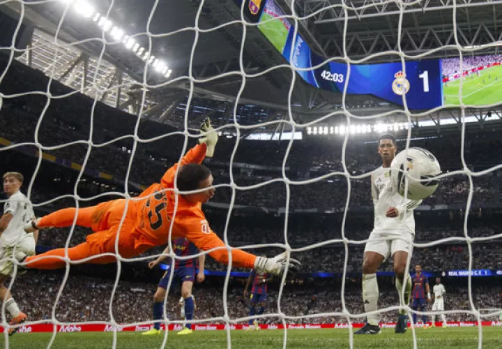 Jude Bellingham anota el segundo gol del Real Madrid ante Barcelona. Foto: EFE 