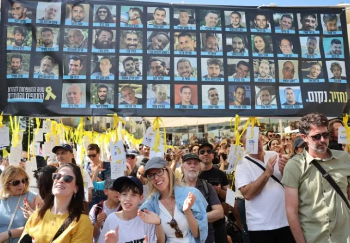 Israelíes celebran la liberación de los rehenes retenidos por Hamás. Foto: EFE