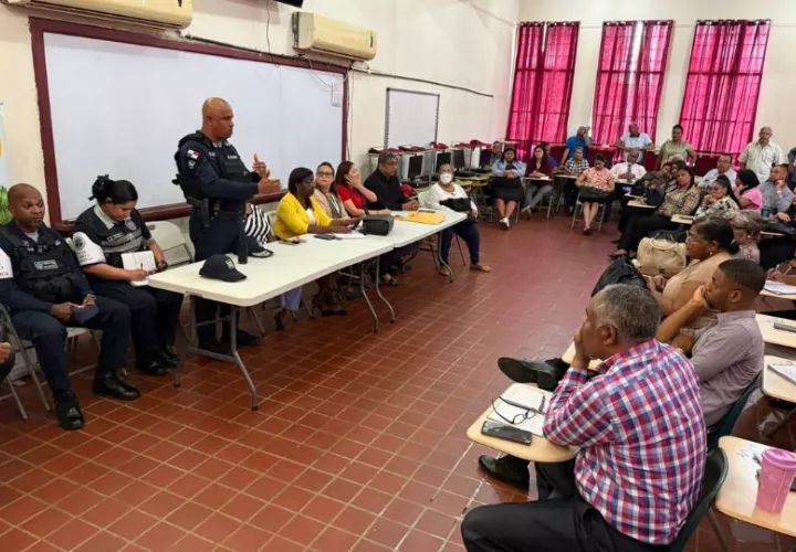 Reunión en el Colegio José Guardia Vega. Foto: Diomedes Sánchez
