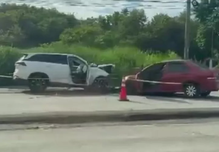 Personal de accidentología del Ministerio Público efectúa las investigaciones por este caso, toda vez que se presume que la conductora del vehículo pick-up conducía en estado etílico.