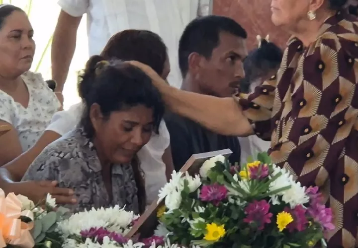 En su natal Paritilla, la iglesia Santa Rosa de Lima quedó pequeña ante la gran cantidad de personas que acudieron para darle el último adiós.  Foto. Thays Domínguez