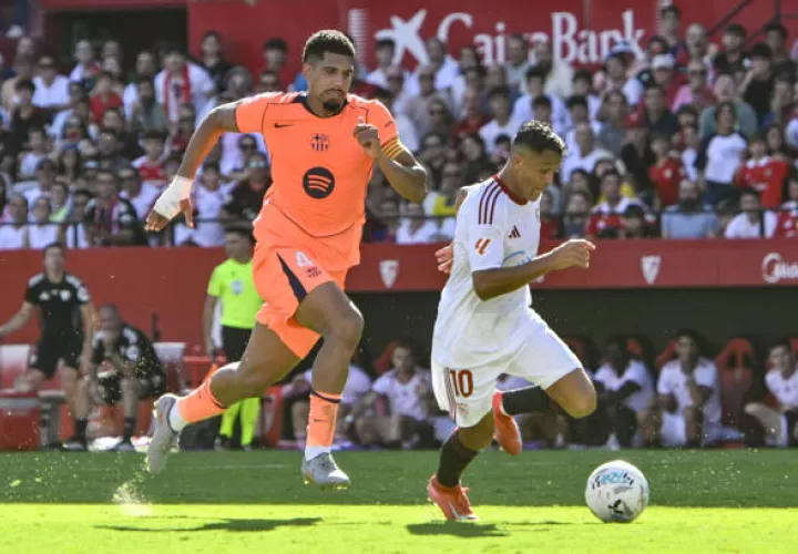 El defensa del Barcelona Ronald Araujo y el centrocampista del Sevilla Alexis Sánchez, durante el partido de LaLiga. Foto: EFE
