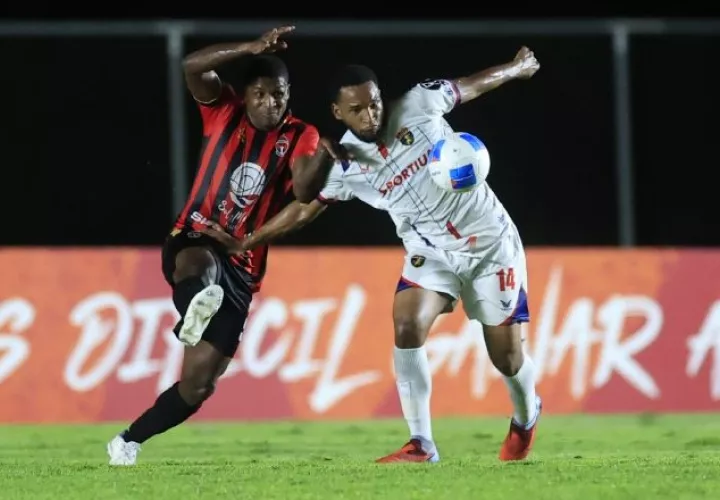 Armando Cooper (i) de Sporting disputa el balón con Abdul Knight de Plaza Amador. Foto: EFE