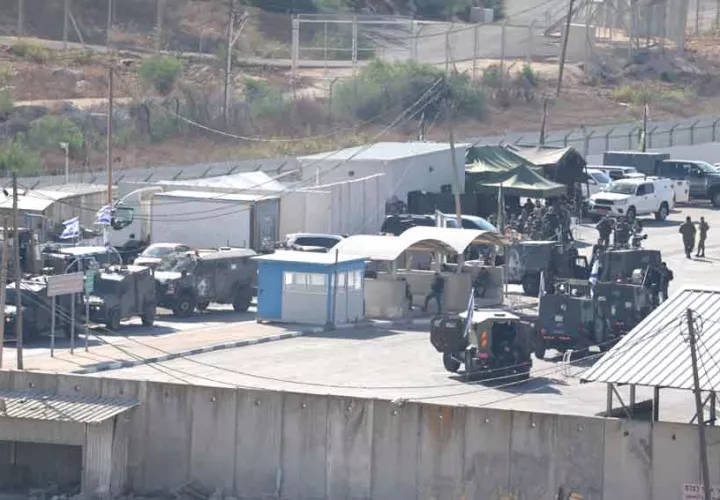 Fuerzas israelíes se preparan para liberar a los prisioneros palestinos en una prisión en Ramala.. Foto EFE