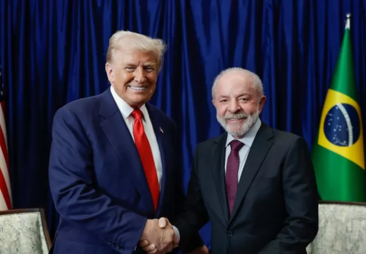 El presidente brasileño Luíz Inácio Lula da Silva (d) durante una reunión con el presidente de los Estados Unidos, Donald Trump. Foto: EFE