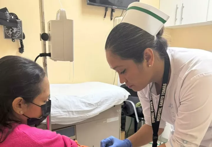 Las enfermeras están entre los profesionales de la salud que laboran turnos extras en las instalaciones de salud en forma presencial. Foto: Cortesía
