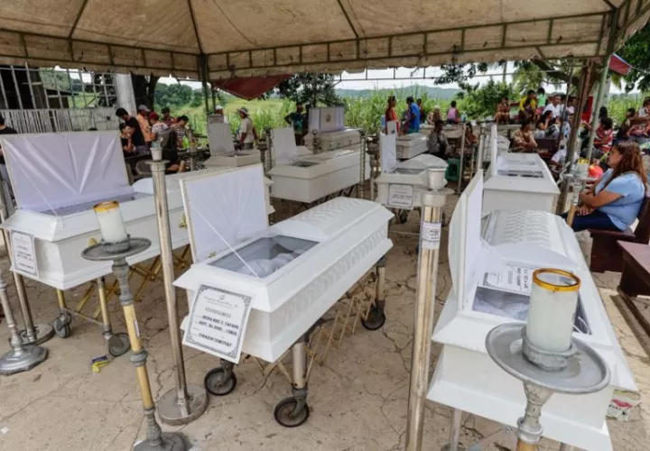 Velorio para las víctimas de un deslizamiento de tierra provocado por un terremoto en la ciudad de Bogo, Cebú, Filipinas. Foto: EFE
