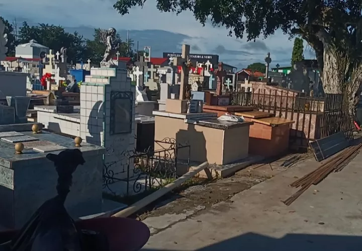 En los distintos cementerios de Santiago y comunidades vecinas, ya se observan familias pintando cruces, limpiando lápidas y adornando las tumbas con flores frescas y velas.  Foto. Melquíades Váasquez