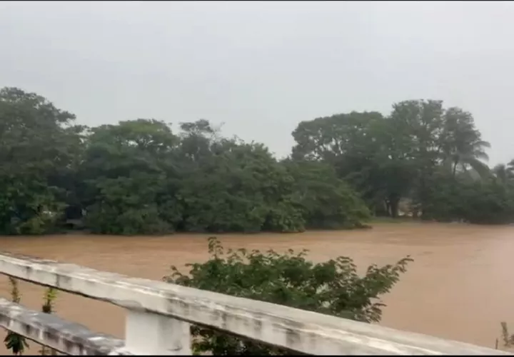 Según reportes del Sinaproc, las lluvias no han cesado desde hace varios días, provocando el aumento del caudal de ríos y quebradas, en varios sectores. Foto. Melquíades Vásquez