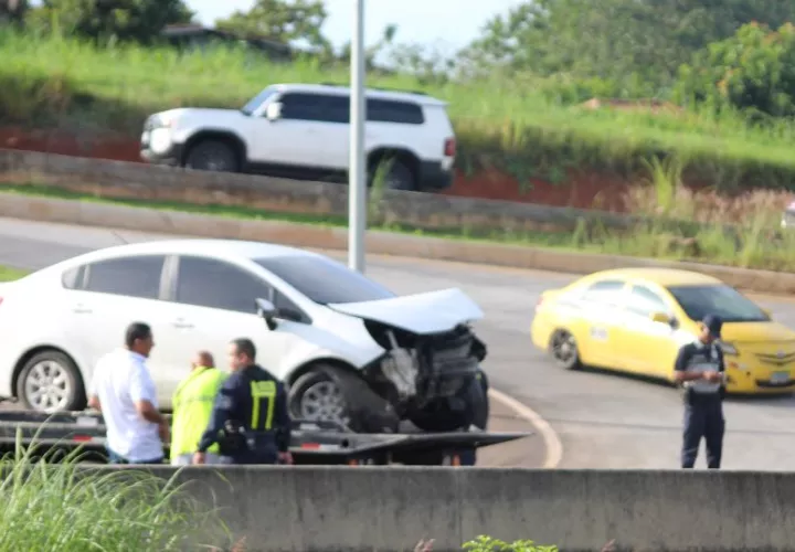 El conductor colisionó contra un muro. Foto: Eric Montenegro