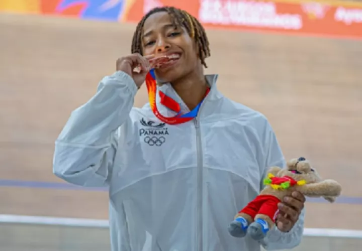  Yusneiry Agrazal, muestra la medalla de bronce. Foto: COP