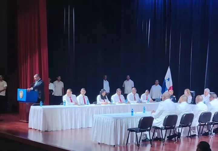 El alcalde Diógenes Galván explicó que el municipio se financia principalmente con el cobro de impuestos municipales, pero que la falta de cumplimiento fiscal ha reducido drásticamente la recaudación. Foto. Diómedes Sánchez